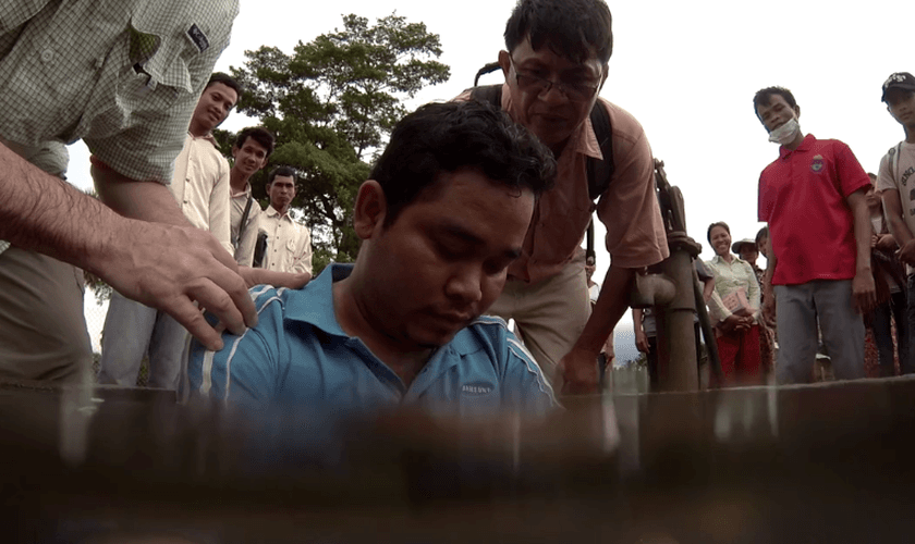 Budista sendo batizado no Camboja. (Captura de tela/Cambodia Christian Ministries)