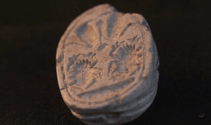 Selo cananeu descoberto em Tel Azeka possui datação de 3.800 anos. (Foto: Emil Aladjem/Autoridade de Antiguidades de Israel)