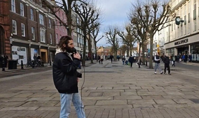 Evangelista pregando nas ruas na Inglaterra. (Foto: Imagem ilustrativa/Reprodução/YouTube/To Live Is Christ).