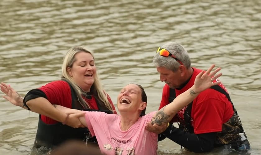 O ministério da evangelista Kayla Gabbard batizou 882 pessoas no Alabama. (Foto: Reprodução/YouTube/Kayla Gabbard Ministry).