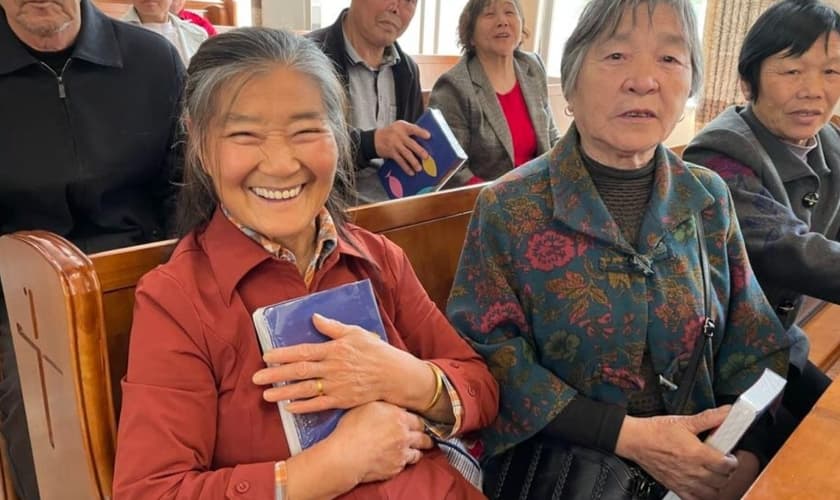 Chineses estão recebendo a Bíblia. (Foto: Reprodução/Bíblias para a China)