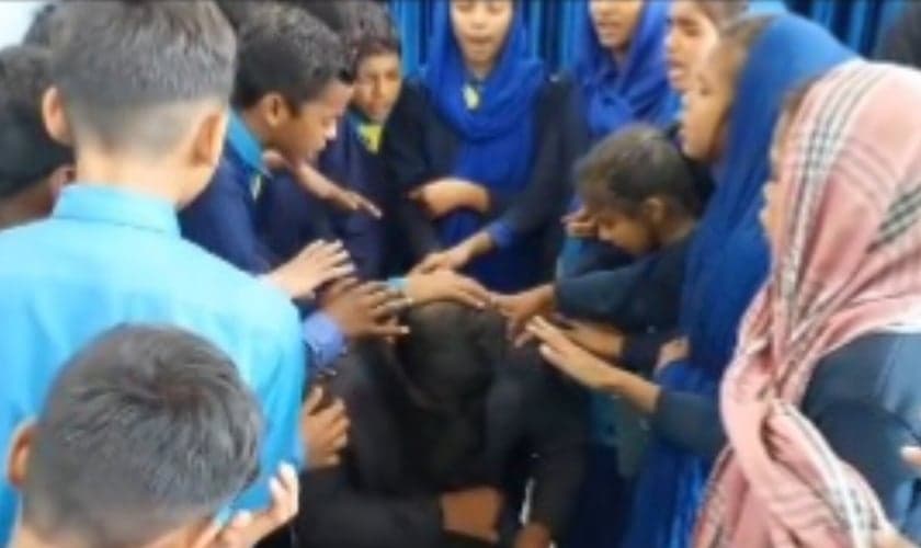 Claudinei Vicente recebeu oração de um grupo de crianças no Paquistão. (Foto: Reprodução/Instagram/Claudinei Vicente).