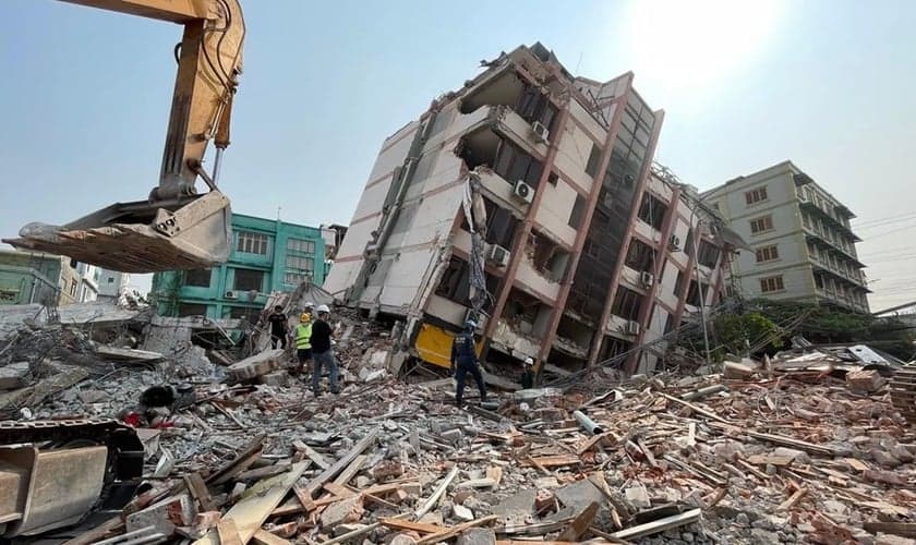 Parceiros locais da Portas Abertas estão mobilizados para o socorro das vítimas dos terremotos em Mianmar (Foto: Jiang Chao/Xinhua/Alamy Live News).