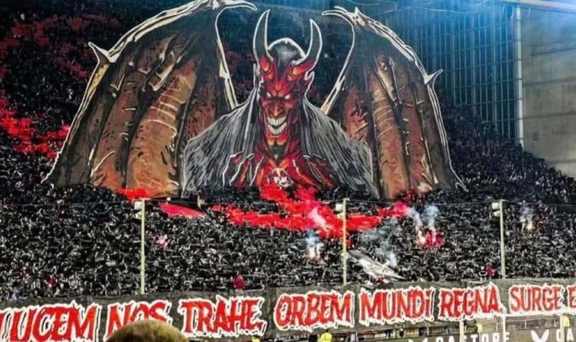 Torcedores do Kaiserslautern exibem a imagem do diabo sobre um pentagrama. (Foto: Reprodução/X/Bundesliga Insider).