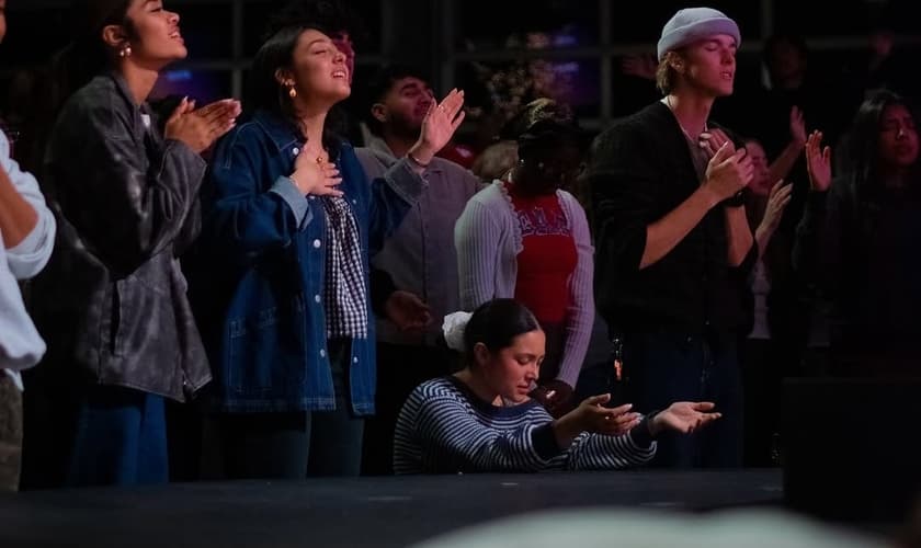 Jovens se entregam a Jesus durante campanha evangelística. (Foto: Instagram/circuitriders)