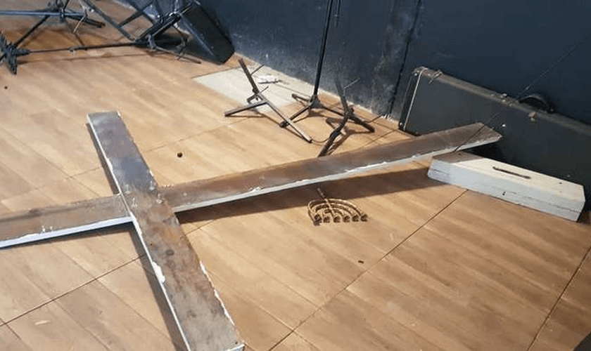 Cruz do interior da igreja foi jogada ao chão. (Foto: Reprodução/YouTube)