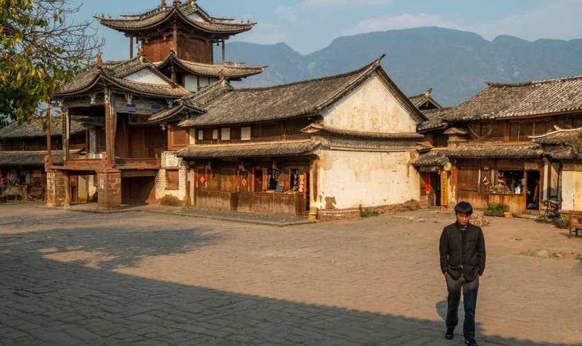 Um homem caminha em um pátio na histórica vila de Shaxi, no condado de Jianchuan, província de Yunnan, China. (Foto ilustrativa: IMB)