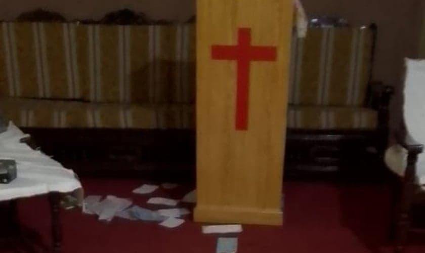 Púlpito da Igreja Bethaniya que quase foi incendiada. (Foto: Pakistan Christian Post)