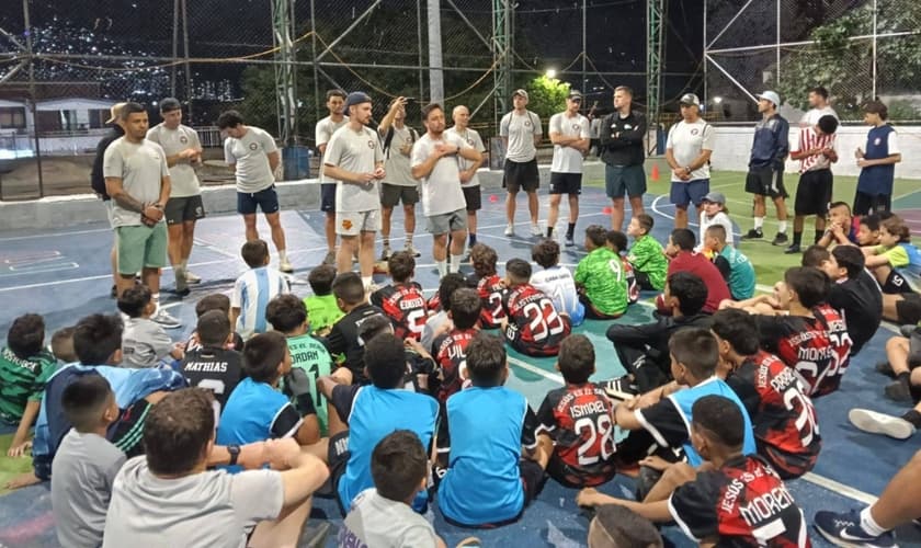 A COSDECOL leva o Evangelho através do futebol. (Foto: Facebook/Cosdecol).