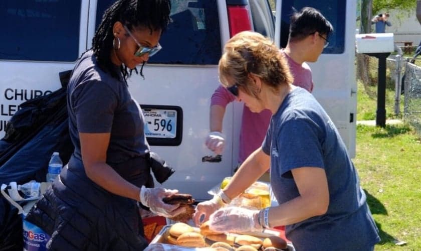 A distribuição de hambúrgueres no local. (Foto: Reprodução/Baptist Press)