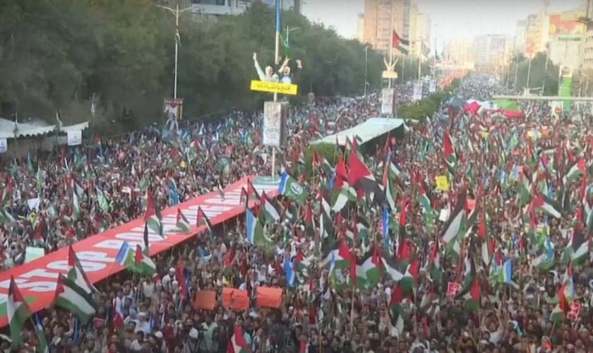 Protesto contra Israel em Karachi. (Foto: Reprodução/YouTube/moneycontrol).