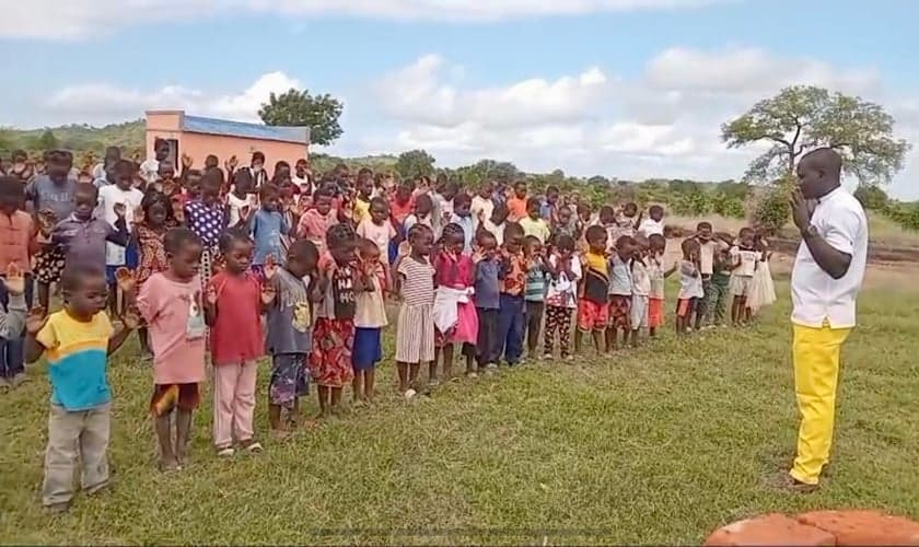 Culto com crianças do Projeto Umodzi Cateme, em Moçambique. (Foto: Projeto Umodzi)