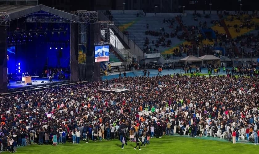 A cruzada da Associação Evangelística Billy Graham reuniu uma multidão em um estádio na Bolívia. (Foto: BGEA).