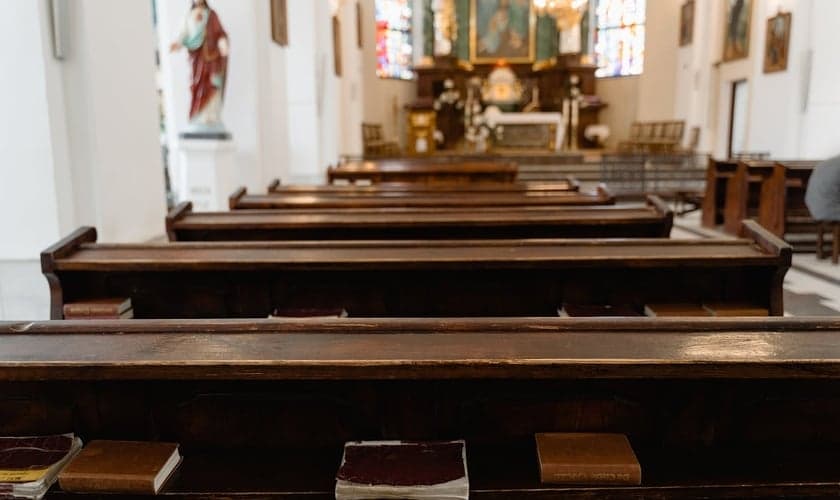 A Igreja Católica precisa preservar o que ainda resta e estancar a crise da perda de fiéis, avalia historiador. (Foto: Pexels/Mart Production)