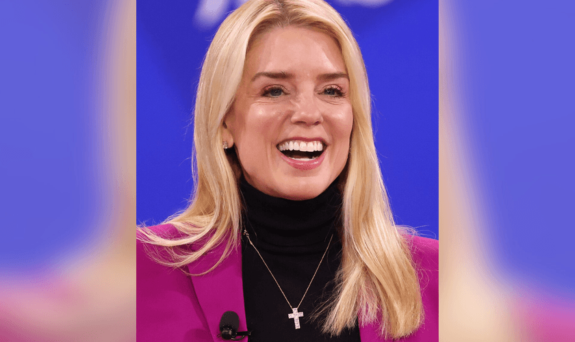 Pam Bondi, procuradora-geral dos EUA, discursa na CPAC 2025, realizada no Gaylord National Resort em Maryland. (Foto: Wikipedia)