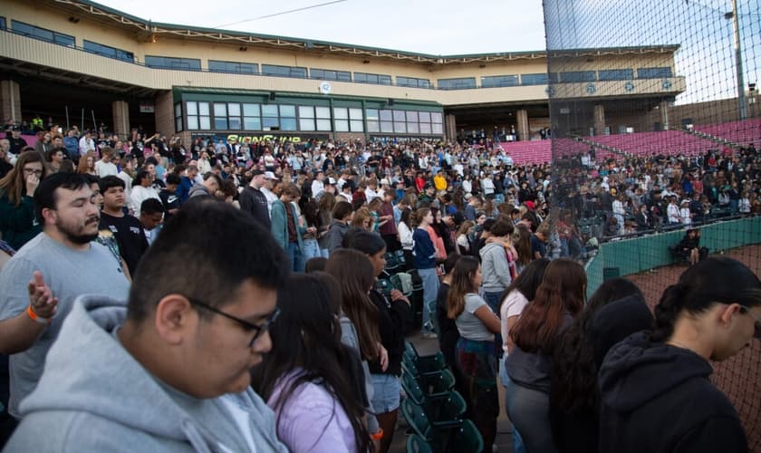 Multidão adora durante o evento estudantil One Big Wednesday em Colorado Springs. (Foto: Chimmoua Lee/Convenção Geral Batista do Colorado)