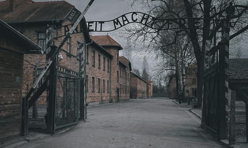 Uma caminhada simbólica foi realizada no antigo campo de concentração de Auschwitz-Birkenau. (Foto: Pexels/Nur Yilmaz)