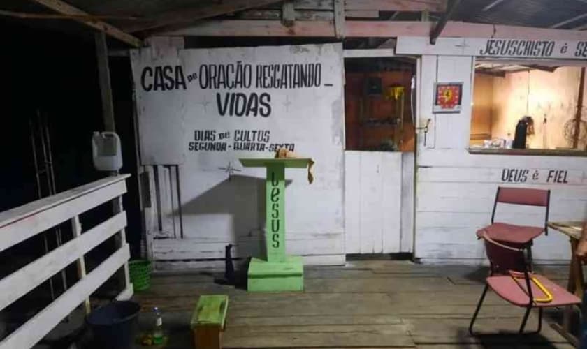 O missionário Eric Visser consagrou a igreja ao Senhor. (Foto: Revive).