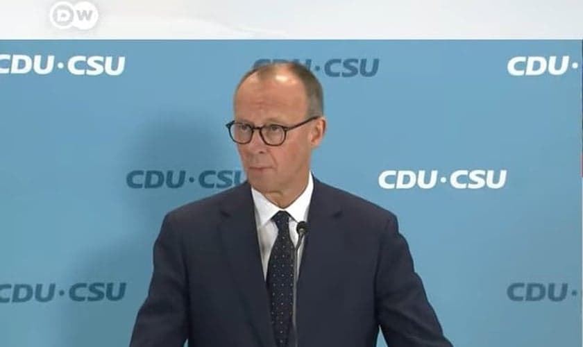 Friedrich Merz discursa após vitória nas eleições alemãs. (Captura de tela/ YouTube/DW News)
