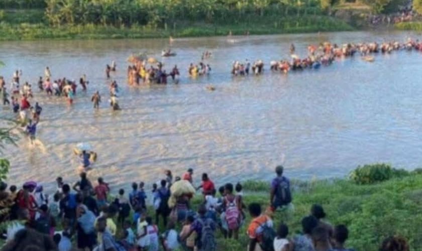 Pessoas fugindo após ataques de gangues. (Foto: Reprodução/Mission Network News/TWR)