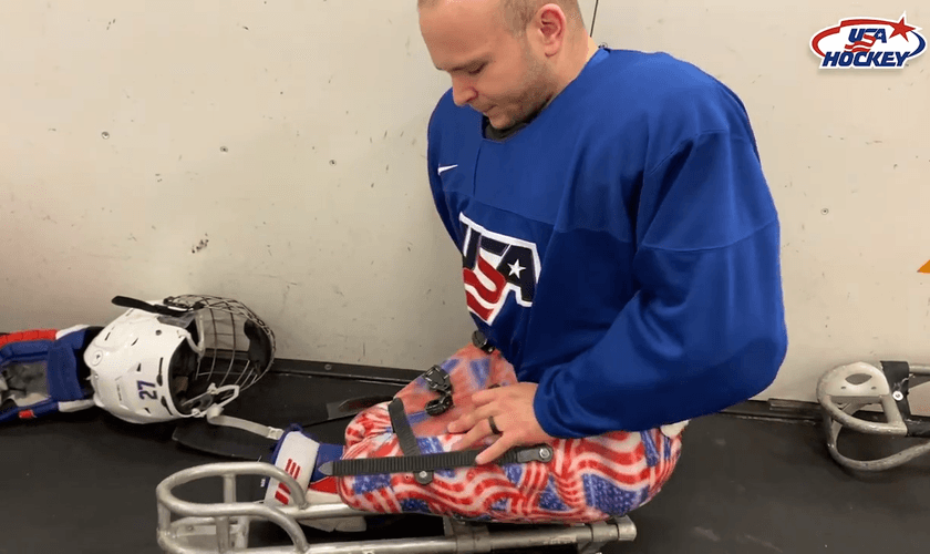 Kayden Beasley em preparação para o jogo. (Captura de tela/YouTube/ USA HOCKEY)