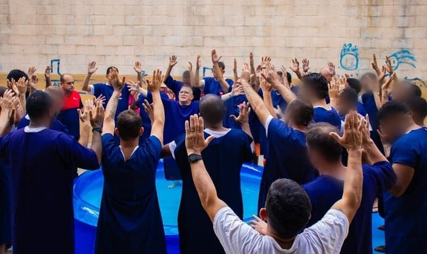 Mais de 60 presos foram batizados no Complexo Prisional de Canoas. (Foto: Instagram/Universal Rio Grande do Sul).