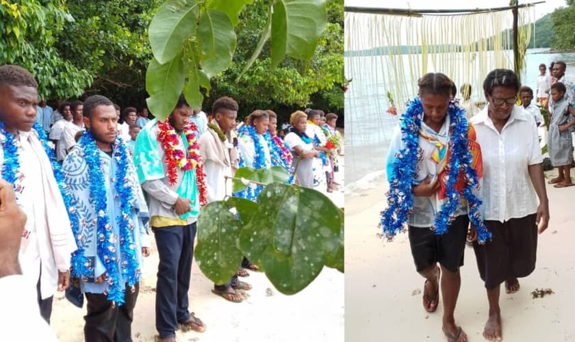 Os novos convertidos foram batizados na praia da aldeia. (Foto: Adventist Record).
