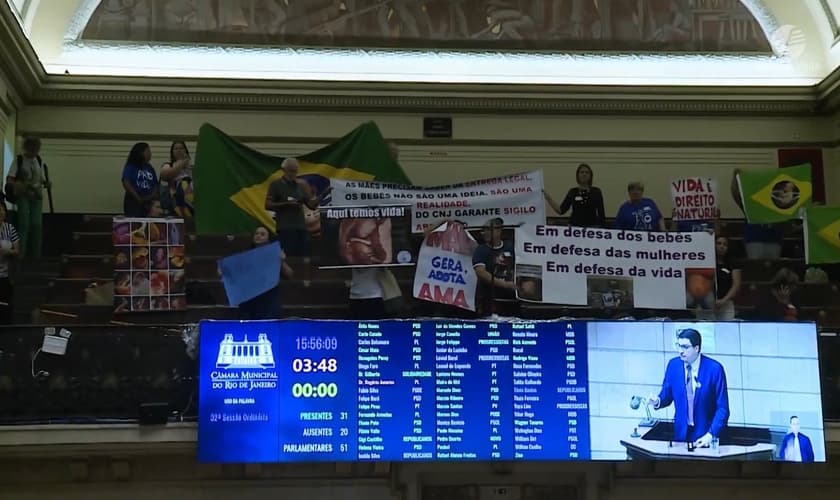 Manifestação na galeria da Câmara do Rio a favor do projeto sobre cartazes informativos de aborto. (Captura de tela/YouTube/Rio TV Câmara)