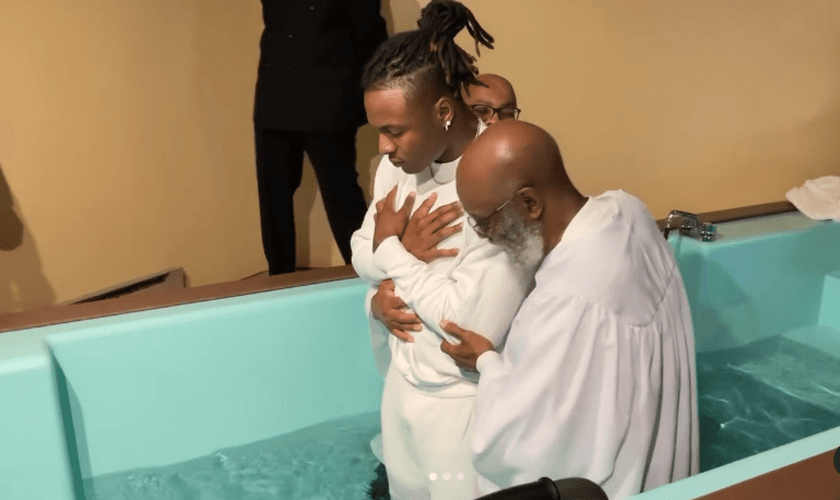 Kaleb Johnson durante seu batismo. (Captura de tela/Instagram/Kaleb Johnson)