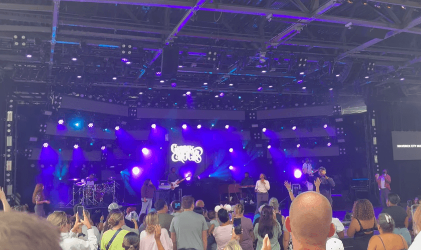 Pessoas adoram no American Gardens Theatre do Epcot. (Captura de tela: Facebook/Emily Fischetti)