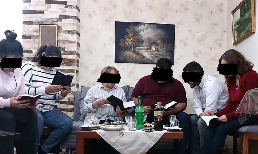 Muitos iranianos estão chegando a Jesus. (Foto: Bible Society).