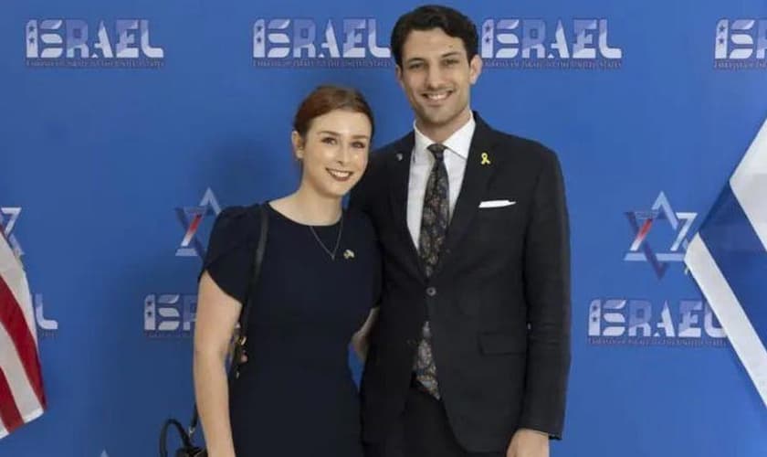 Os funcionários Yaron Lischinsky e Sarah Lynn Milgrim. (Foto: Embaixada de Israel nos EUA)
