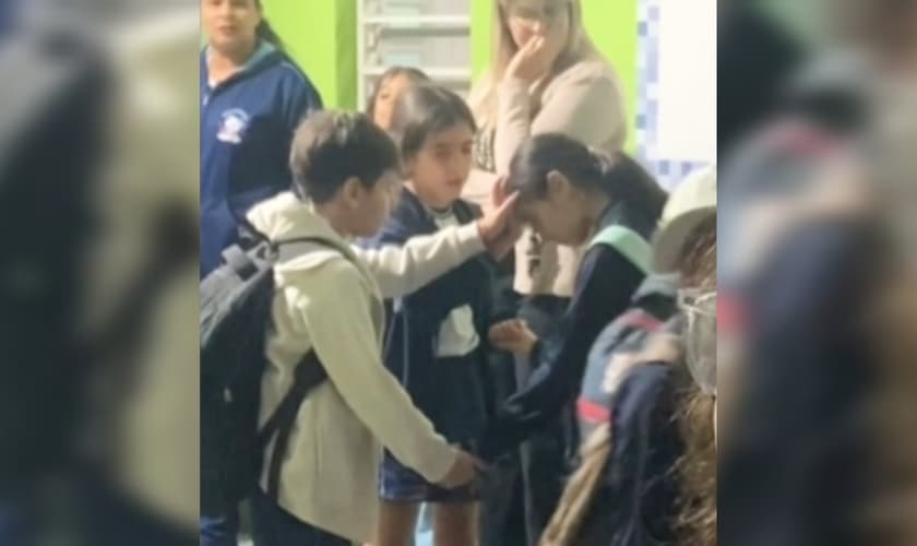 Lulu, de 10 anos, recebeu oração de dois colegas. (Foto: Reprodução/Instagram/Rosivaldo Silva Sena).