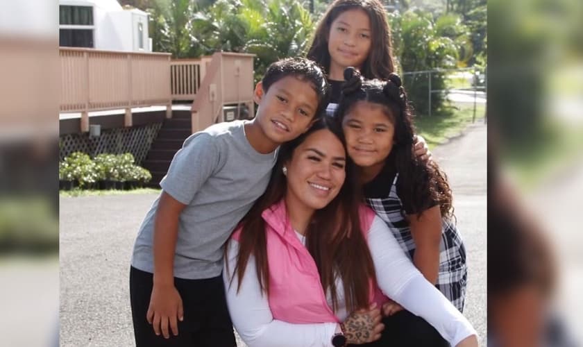 Asha e os filhos. (Foto ReproduçãoAG News)