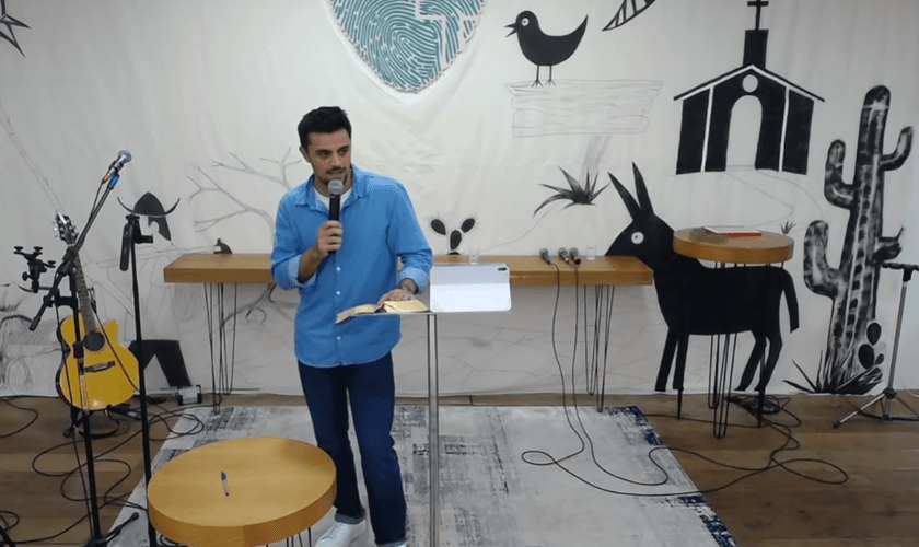 Felipe Simas. (Foto: Reprodução/YouTube/Comunidade Presbiteriana da Barra da Tijuca)