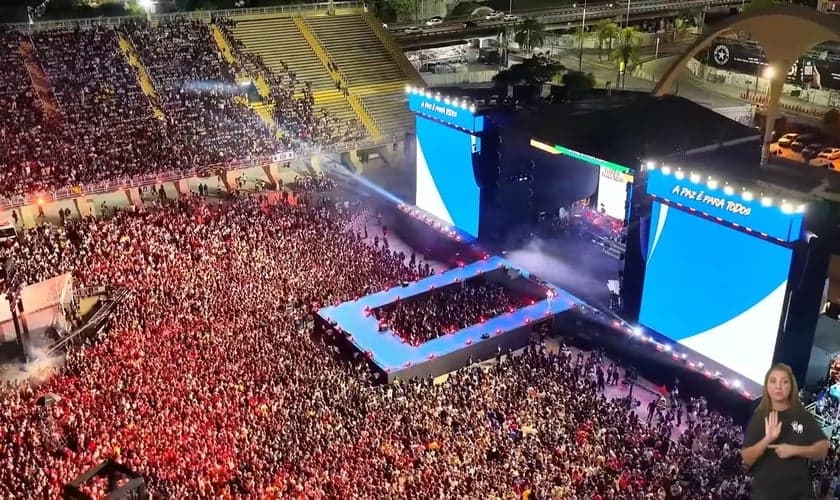 Público se reúne na Praça da Apoteose, no Sambódromo. (Captura de tela/YouTube/Silas Malafaia Oficial)