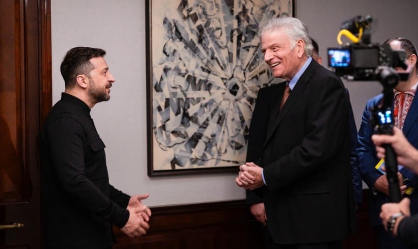 Franklin Graham com o presidente Zelensky. (Foto: Facebook/Franklin Graham).