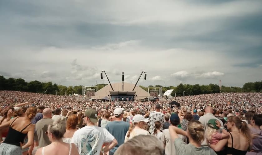 A Conferência Opwekking atraiu uma multidão ao ar livre. (Foto: Reprodução/YouTube/Opwekking).