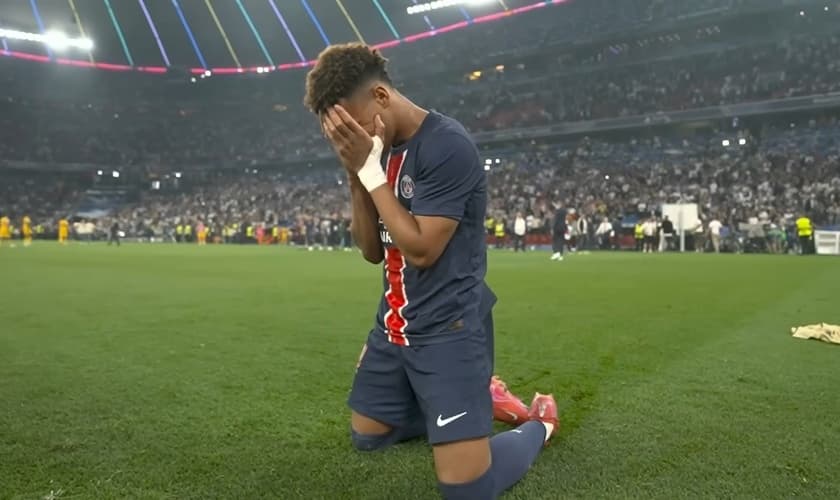 Désiré Doué e Senny Mayulu oraram de joelhos no campo. (Foto: Reprodução/YouTube/SBT Sports).