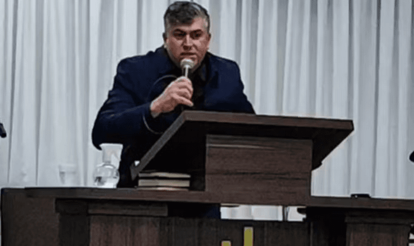 Pastor Sérgio Carvinho pregando antes de passar mal. (Foto: Reprodução/Redes sociais)