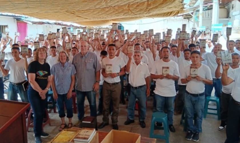 Os presidiários com as Bíblias na prisão. (Foto: Reprodução/Mission Cry)