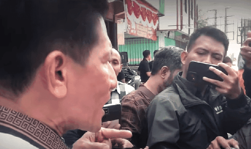 O pastor Herri Soesanto se opõe ao tratamento brusco durante o fechamento da igreja em Jombang. (Captura de tela/YouTube)