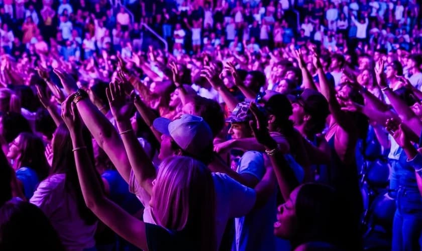 Jovens em um evento cristão. (Foto: Reprodução/Instagram/Jennie Allen)