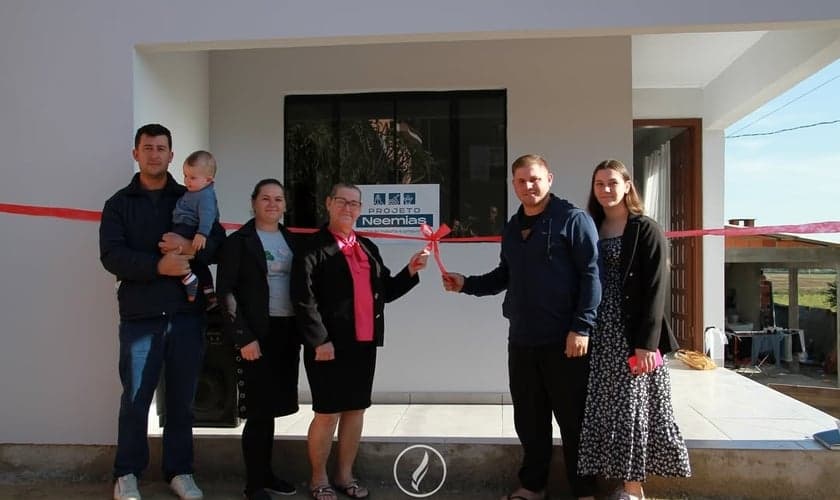 Inês e sua família receberam a nova residência no último domingo (1°). (Foto: Instagram/Assembleia de Deus Içara).