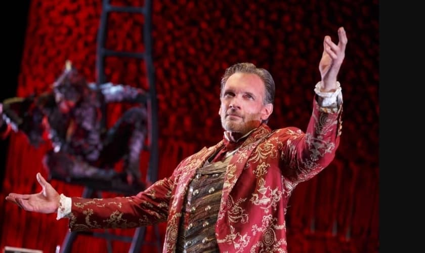 Uma cena da peça ‘Cartas de um Diabo a Seu Aprendiz’. (Foto: Fellowship for Performing Arts)