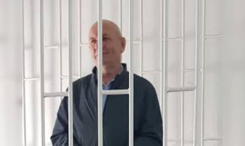 Pavel Shreider, de 65 anos, foi torturado com golpes na cabeça e asfixia, ficando com deficiência cognitiva. Ele foi preso em 2024 sob falsas acusações do governo.