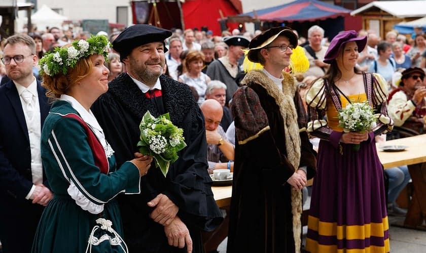 Encenação do casamento entre Lutero e Catarina von Bora. (Foto: lutherhochzeit.de)