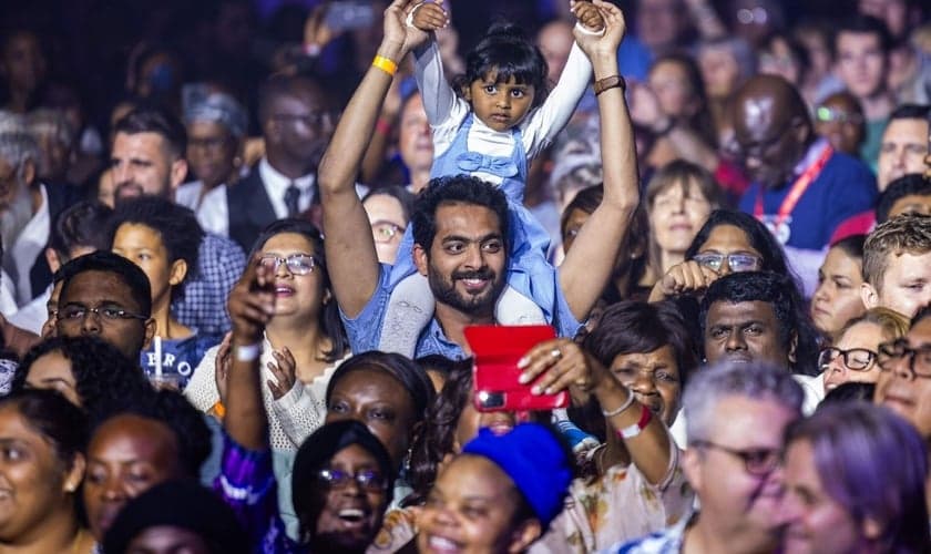Pessoas na turnê God Loves You. (Foto: Reprodução/BGEA)