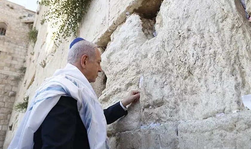 O primeiro-ministro israelense Netanyahu coloca pedido no Muro das Lamentações: "... Um leão se levanta". (Foto: Divulgação/Gabinete PM Israel)