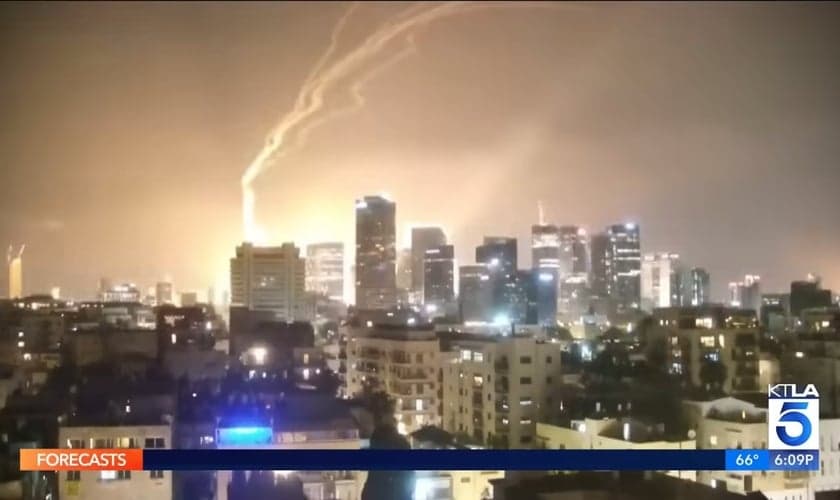 Israel é atacado pelo Irã, após atingir instalações nucleares iranianas. (Captura de tela/YouTube/KTLA 5)